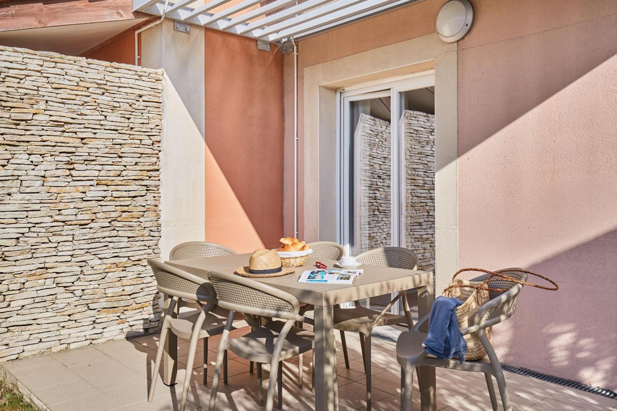 Residence Odalys Le Mas Des Flamants Айга-Мортас Екстериор снимка